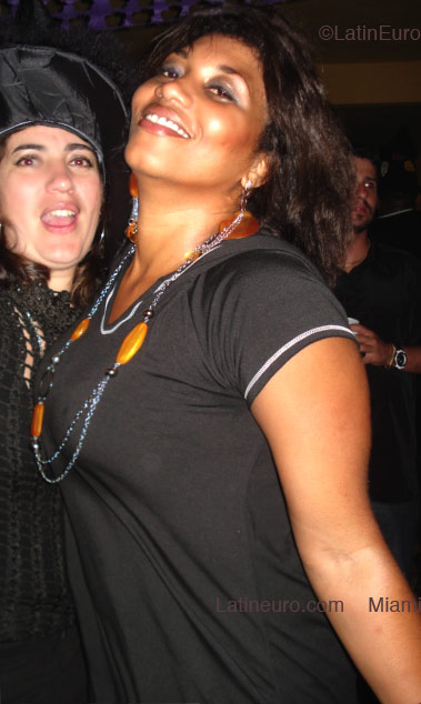 Date this happy Brazil girl Adriana from Macae B2523