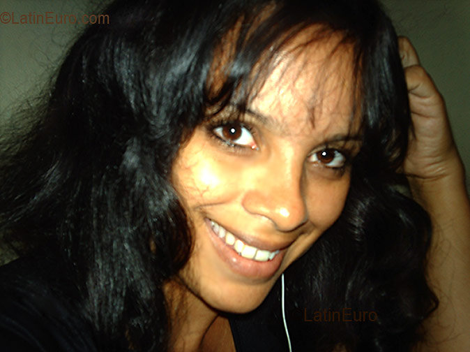 Date this nice looking Brazil girl Andreia from VITORIA B2654