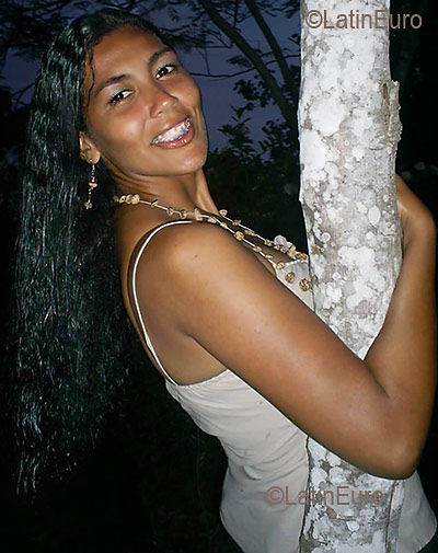 Date this attractive Brazil girl Nilvane from BARCARENA B2711