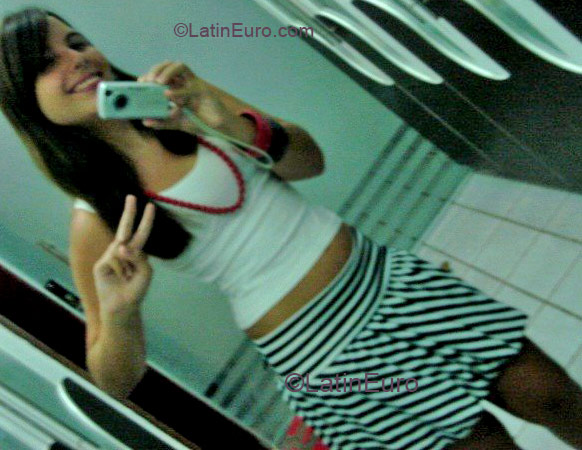 Date this attractive Brazil girl Kelcy from  B3055