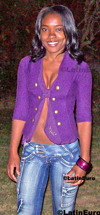 Date this happy Brazil girl Silvana from Barra Mansa B318