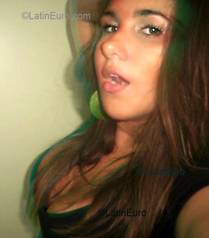 Date this nice looking Brazil girl Rafaella from RIO DE JANEIRO B3198