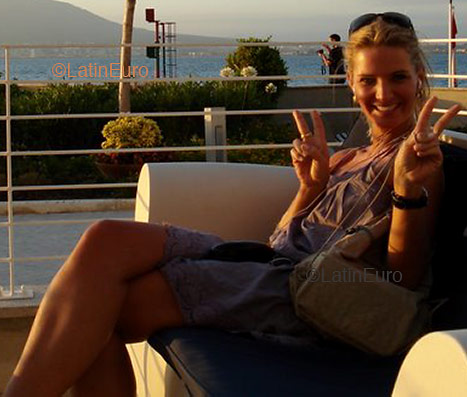 Date this gorgeous Brazil girl Amanda from BLUMENAU B3231