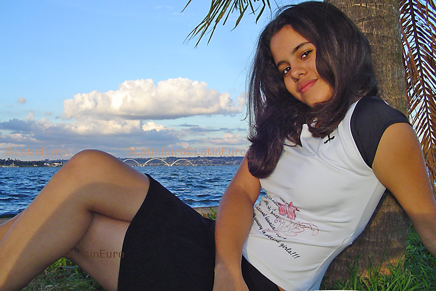 Date this cute Brazil girl Arianny from NIQUELANDIA B3819