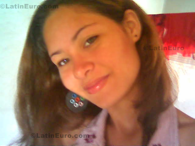 Date this voluptuous Brazil girl Thyanne from Teresina B474