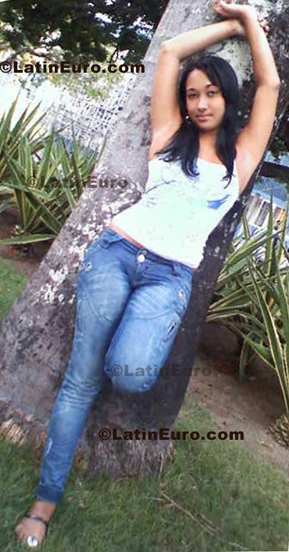 Date this athletic Brazil girl Natacha from Maceio B579