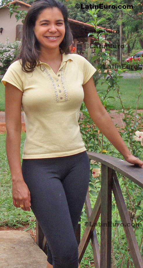 Date this nice looking Brazil girl Tiane from Brasilia B599