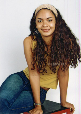 Date this attractive Brazil girl Ana from SALVADOR B8553