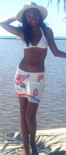 Date this nice looking Brazil girl Daniella from BRASILIA B8660