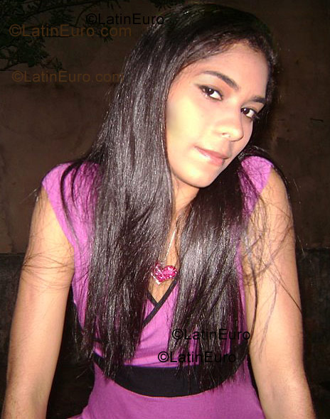 Date this athletic Brazil girl Vanessa from Salvador B990
