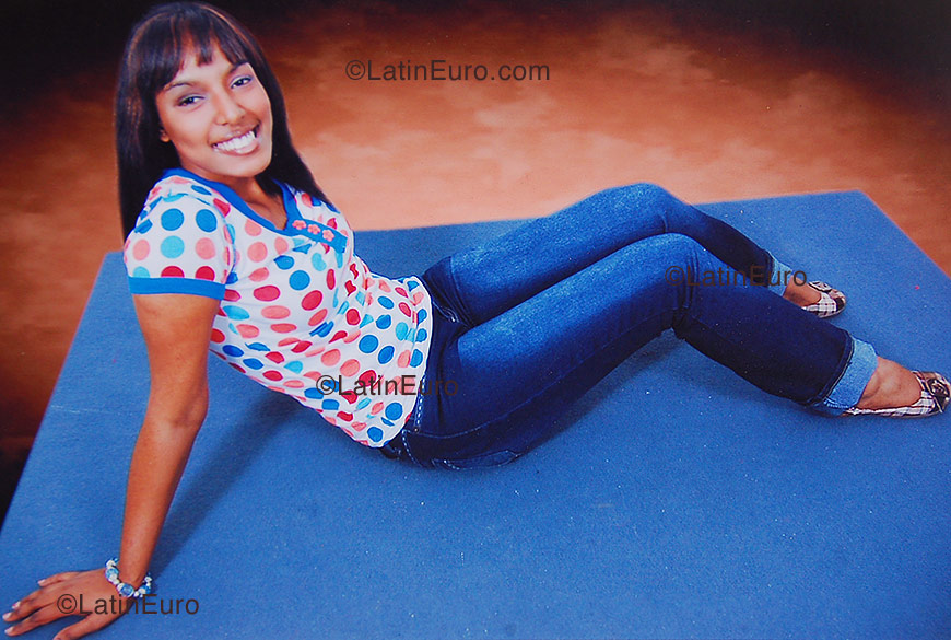 Date this hard body Dominican Republic girl Rhut from Santiago N-109