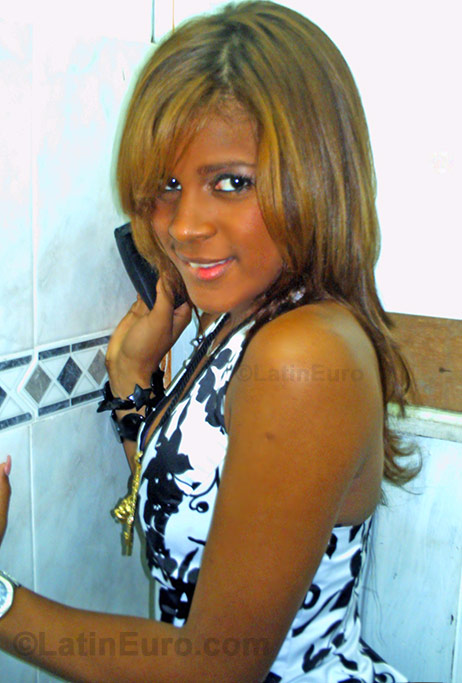 Date this charming Dominican Republic girl Dahiana from Santo Domingo N-1502