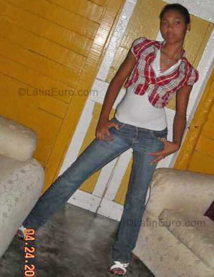 Date this foxy Dominican Republic girl Irania from Santo Domingo N-1594