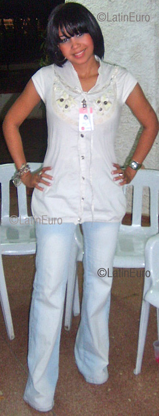 Date this athletic Dominican Republic girl Yesenia- from Santo Domingo N-195