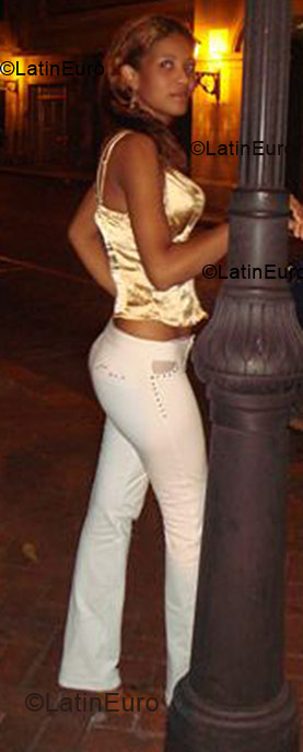 Date this nice looking Dominican Republic girl Damari from Santo Domingo N-32