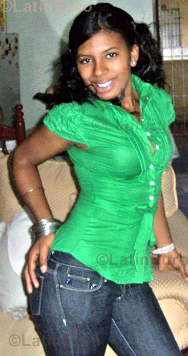 Date this hot Dominican Republic girl Indiana from Santo Domingo N-528