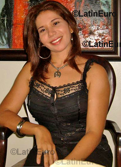 Date this nice looking Dominican Republic girl Virginia from Santo Domingo N-539
