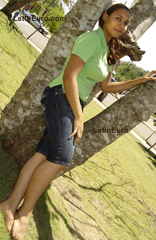 Date this athletic Dominican Republic girl Liliana from Santiago  N-85