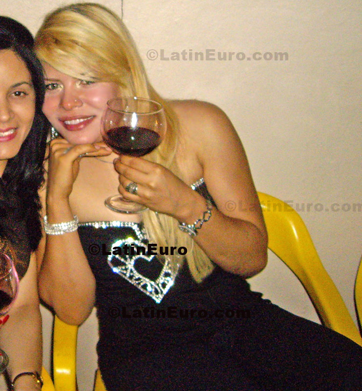 Date this beautiful Dominican Republic girl Beverly from Santo Domingo N-891