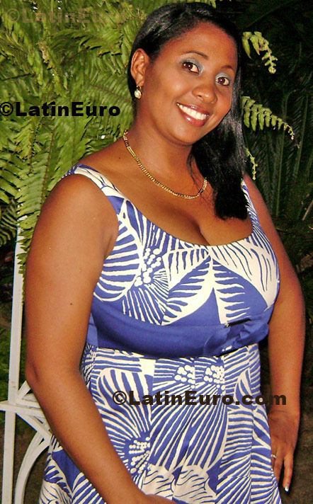 Date this attractive Dominican Republic girl Maribel from Santo Domingo N-967