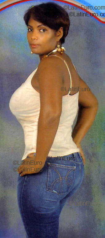 Date this charming Dominican Republic girl Diomaris from San Cristobal N123