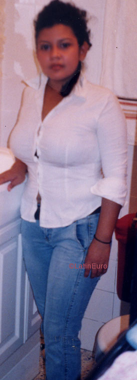 Date this pretty Honduras girl Cludya from  N2326