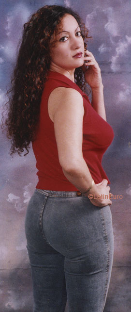 Date this young Honduras girl Iris from San Pedro Sula HN694