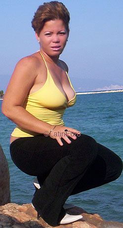 Date this pretty Dominican Republic girl Quisquella from Barahona N2439