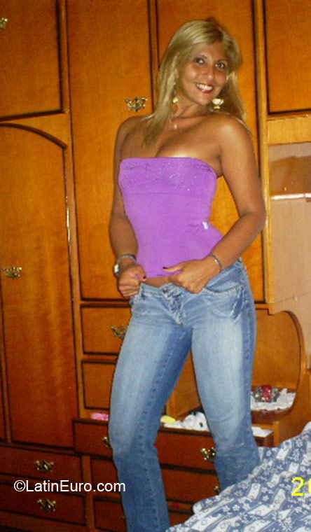 Date this athletic Brazil girl Cyndy from Rio de Janeiro BR137
