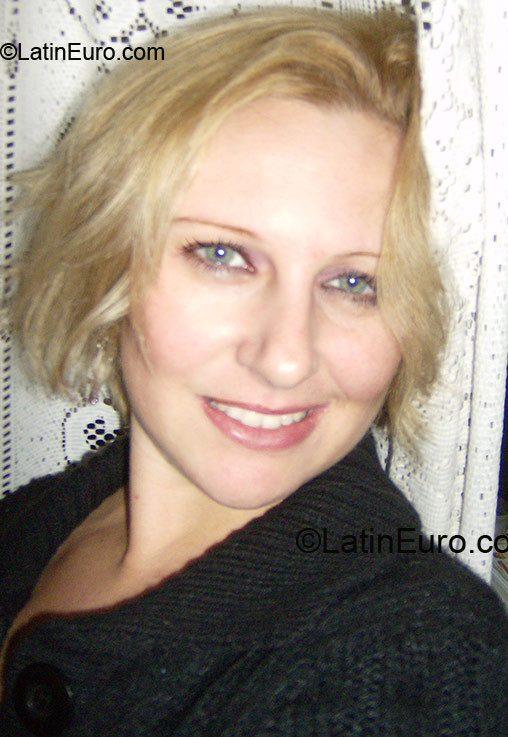 Date this attractive Brazil girl Daniela from Novo Hamburgo BR353