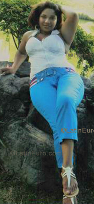 Date this hot Dominican Republic girl Indhira Elaine from Santo Domingo Oriental DO302