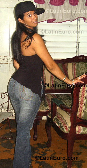 Date this sultry Dominican Republic girl Giselle from Santiago DO571