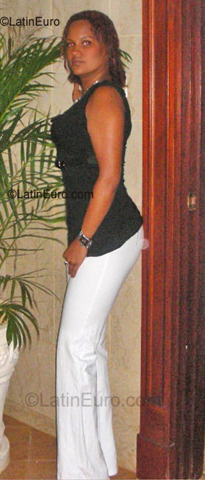 Date this stunning Dominican Republic girl Johanna Adelina from Santo Domingo DO870