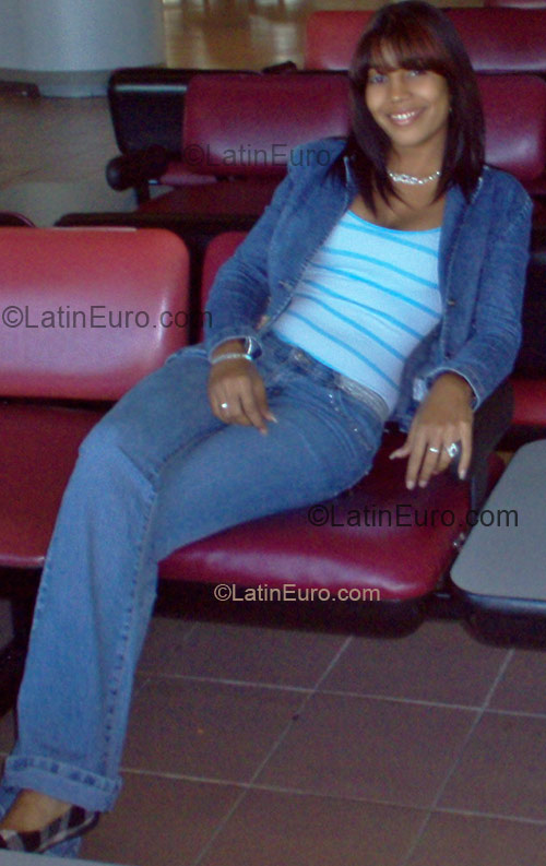 Date this attractive Dominican Republic girl Angela from Santo Domingo DO1448