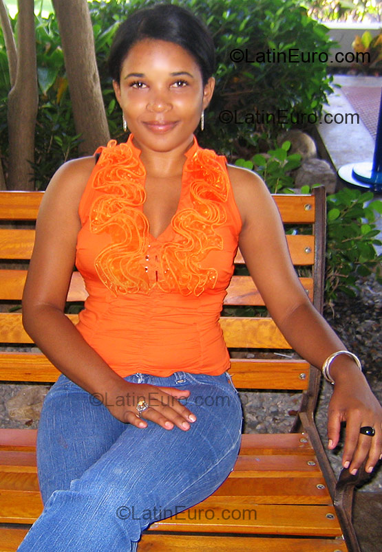 Date this exotic Dominican Republic girl Diana Carolina from Santo Domingo DO1653