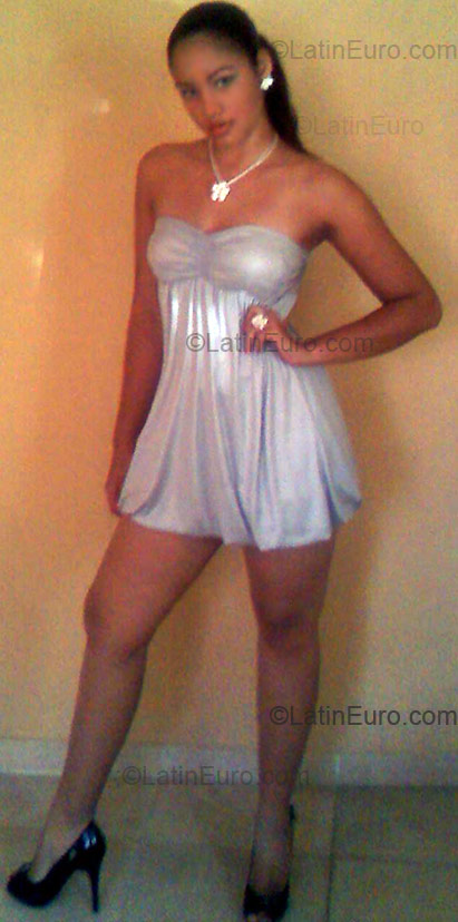 Date this pretty Dominican Republic girl Carol from Santo Domingo DO1899