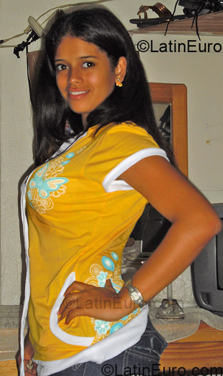 Date this nice looking Dominican Republic girl Glennyl from Santo Domingo DO2073