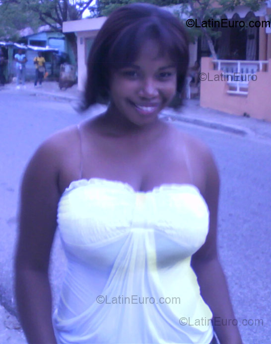 Date this voluptuous Dominican Republic girl Glenny from Santo Domingo DO3430