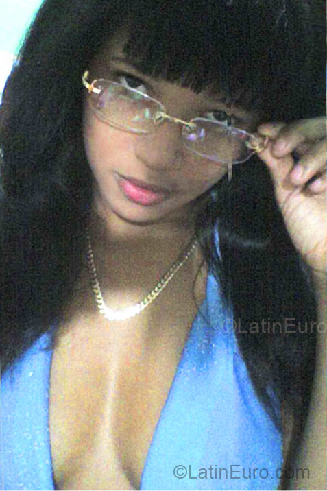 Date this good-looking Dominican Republic girl Luz Mary from Santo Domingo DO7691