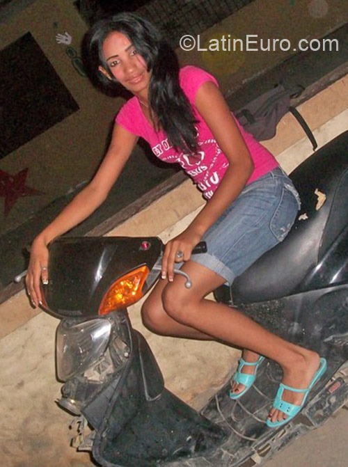 Date this foxy Dominican Republic girl Wanda from Santo.domino DO4040