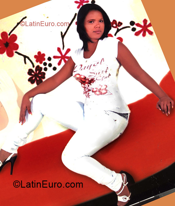 Date this fun Dominican Republic girl Daura from  DO4286
