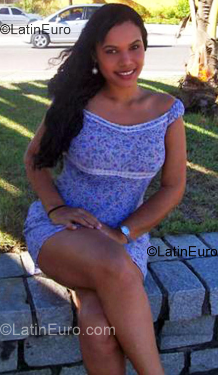 Date this good-looking Brazil girl Nanda from Salvador BR3115