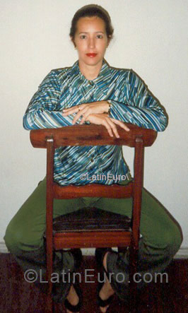 Date this nice looking Brazil girl Vitoria Regina from Salvador BR3252