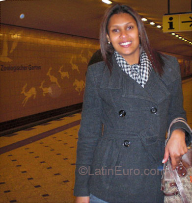 Date this hard body Brazil girl Ana Carolina from Santos BR3553