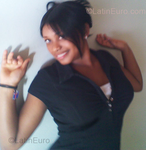 Date this athletic Dominican Republic girl Angela from Santo Domingo DO5142