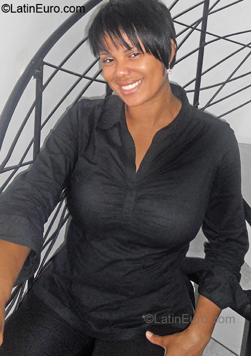 Date this stunning Dominican Republic girl Kenia from Santo Domingo DO6168