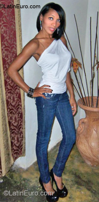 Date this hard body Dominican Republic girl Wica from San Pedro De Macoris DO7179