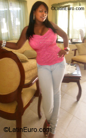 Date this hard body Dominican Republic girl Yomary from Santiago DO7353