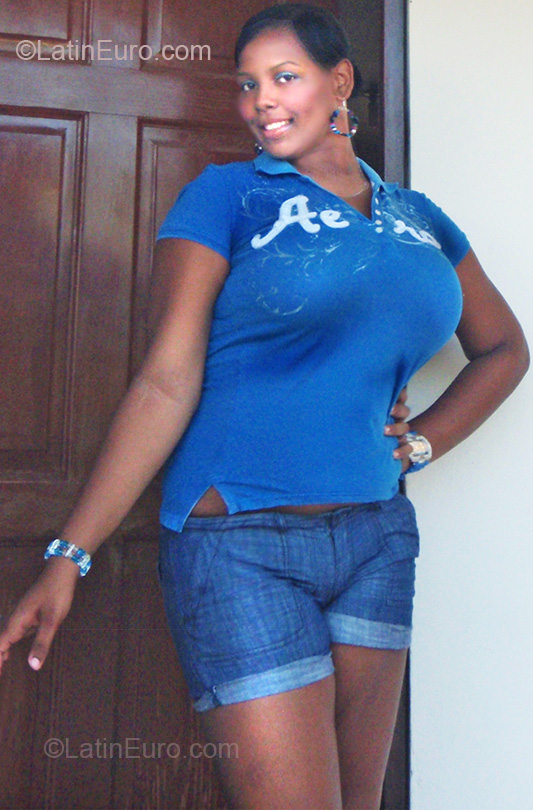 Date this lovely Dominican Republic girl Yomeiry from Santo Domingo DO7403