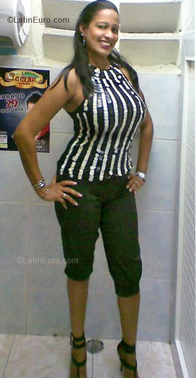 Date this foxy Dominican Republic girl Berenise from Santiago DO8120